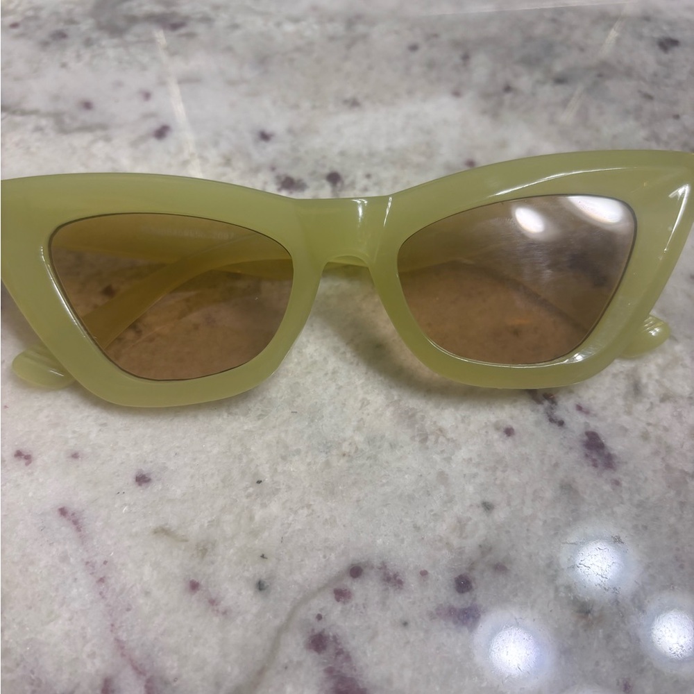 Chic Green Cat-Eye Sunglasses
